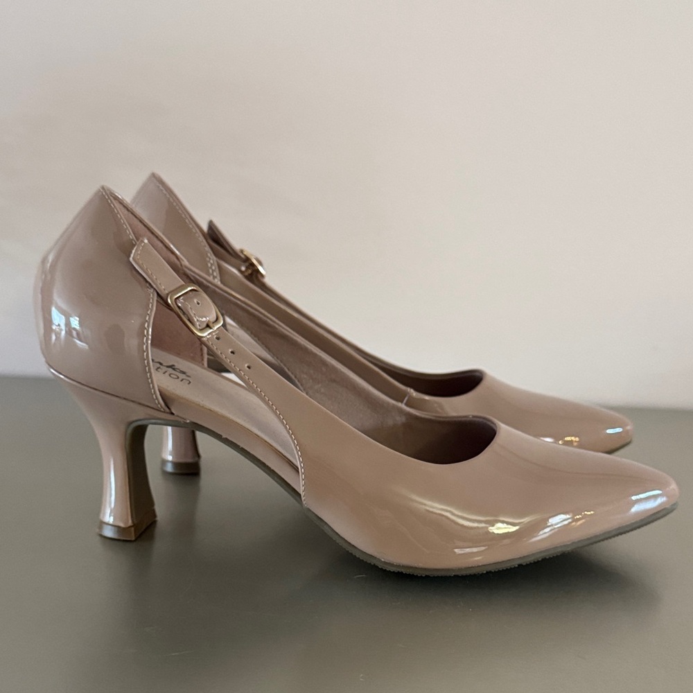Clarks Patent Slingback Pumps in Taupe - sz 10